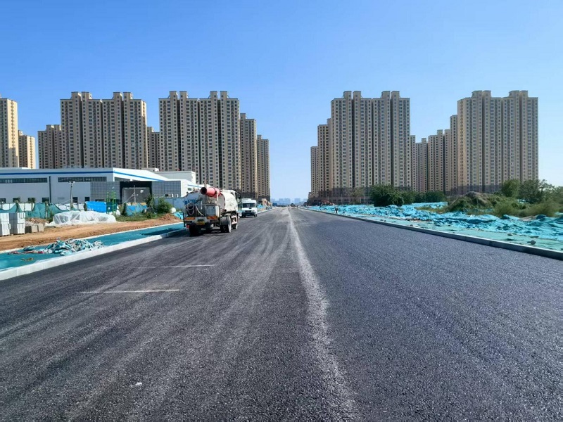 咸陽市裝備制造產(chǎn)業(yè)園天惠路（興業(yè)西路—城市運(yùn)動公園）瀝青下面層順利貫通